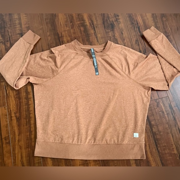 Vuori Halo Crew Top - Picture 3 of 9